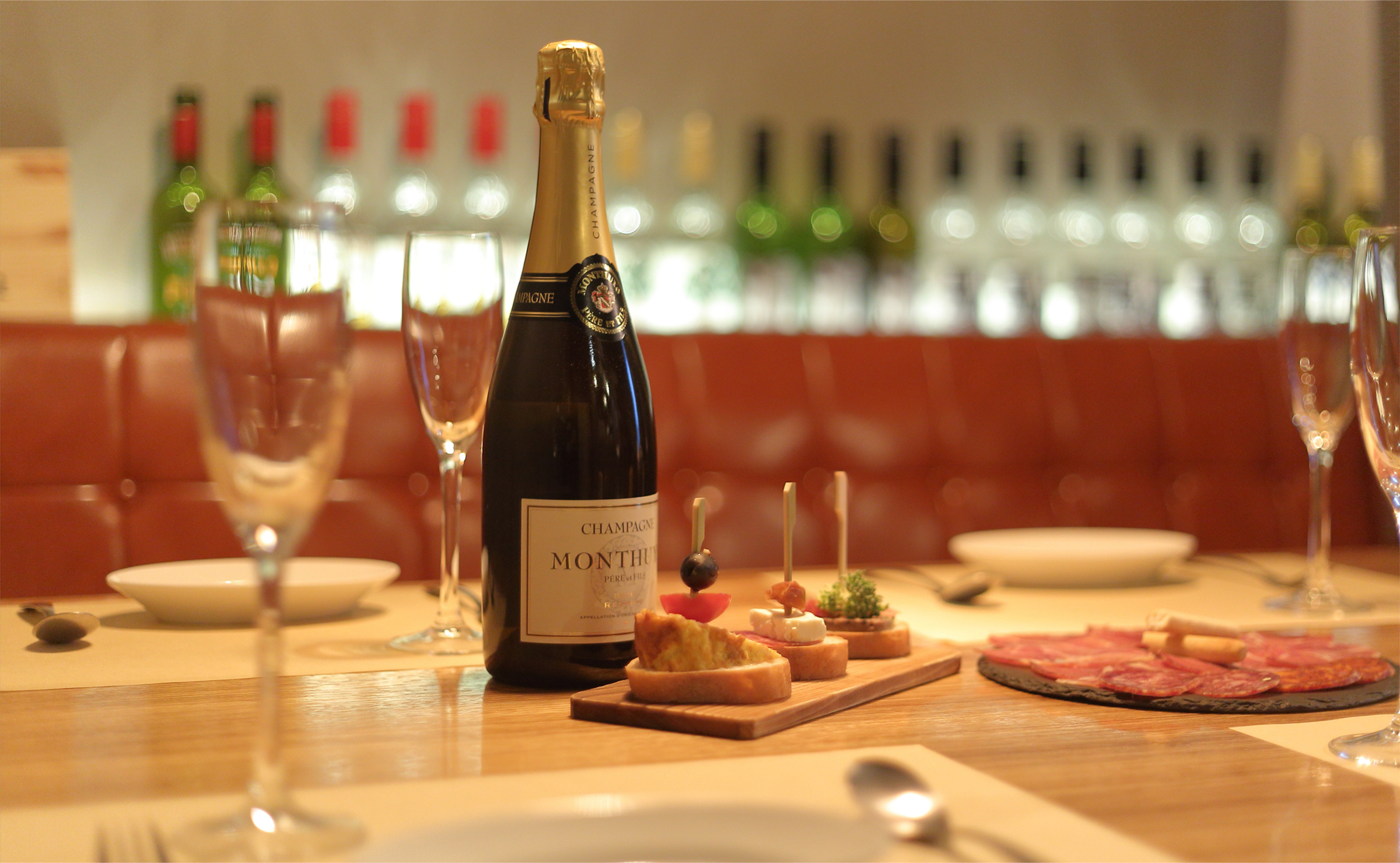 階段を上がると隠れ家のような部屋が