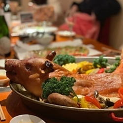 子豚の丸焼き(コチニージョ)コース 5品 ＋飲み放題 7,000円 14名様～ 